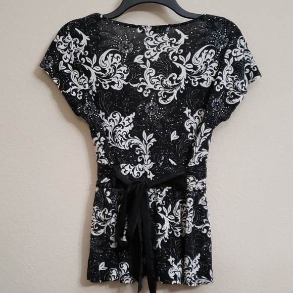 Pretty black & white top - Picture 3 of 3